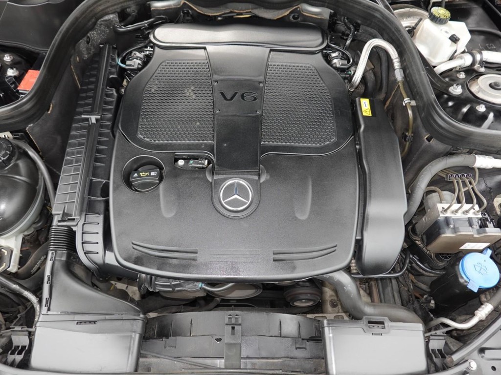 Mercedes-Benz E-Class Vehicle Full-screen Gallery Image 28