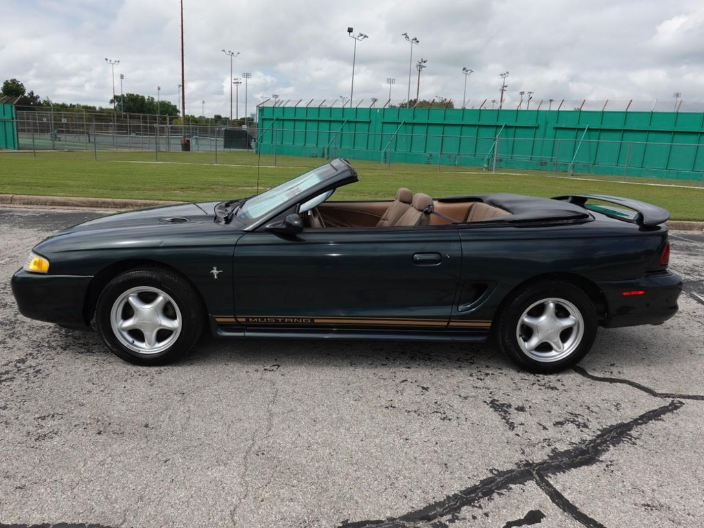 Ford Mustang Vehicle Full-screen Gallery Image 04