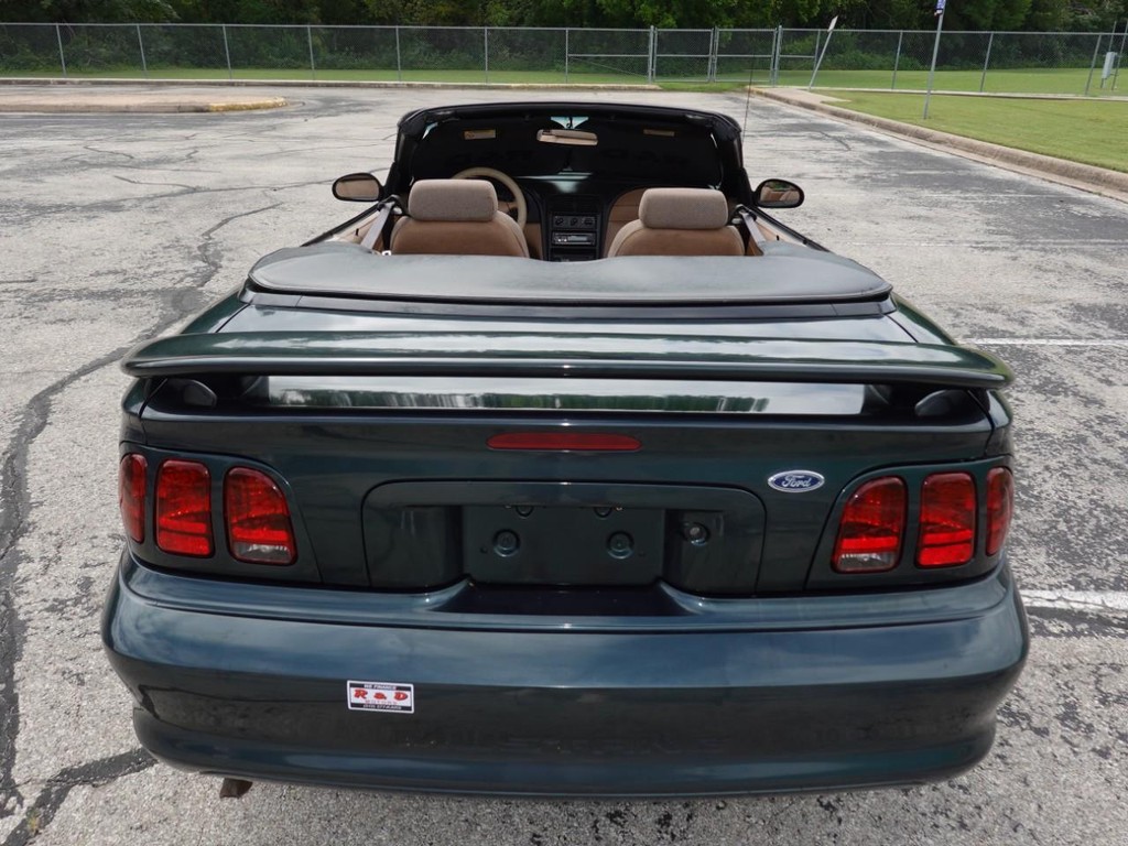 Ford Mustang Vehicle Full-screen Gallery Image 06