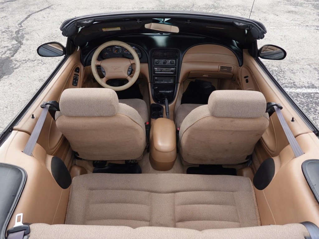 Ford Mustang Vehicle Full-screen Gallery Image 07