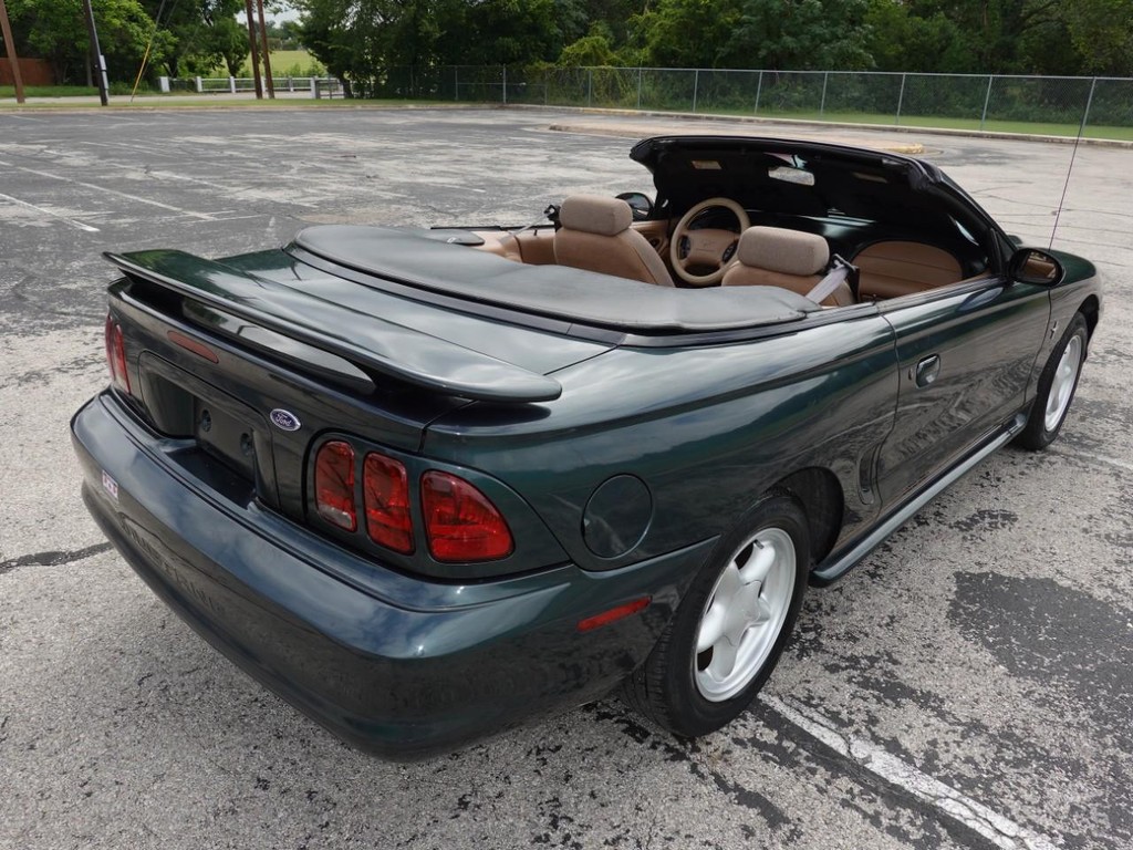 Ford Mustang Vehicle Full-screen Gallery Image 08
