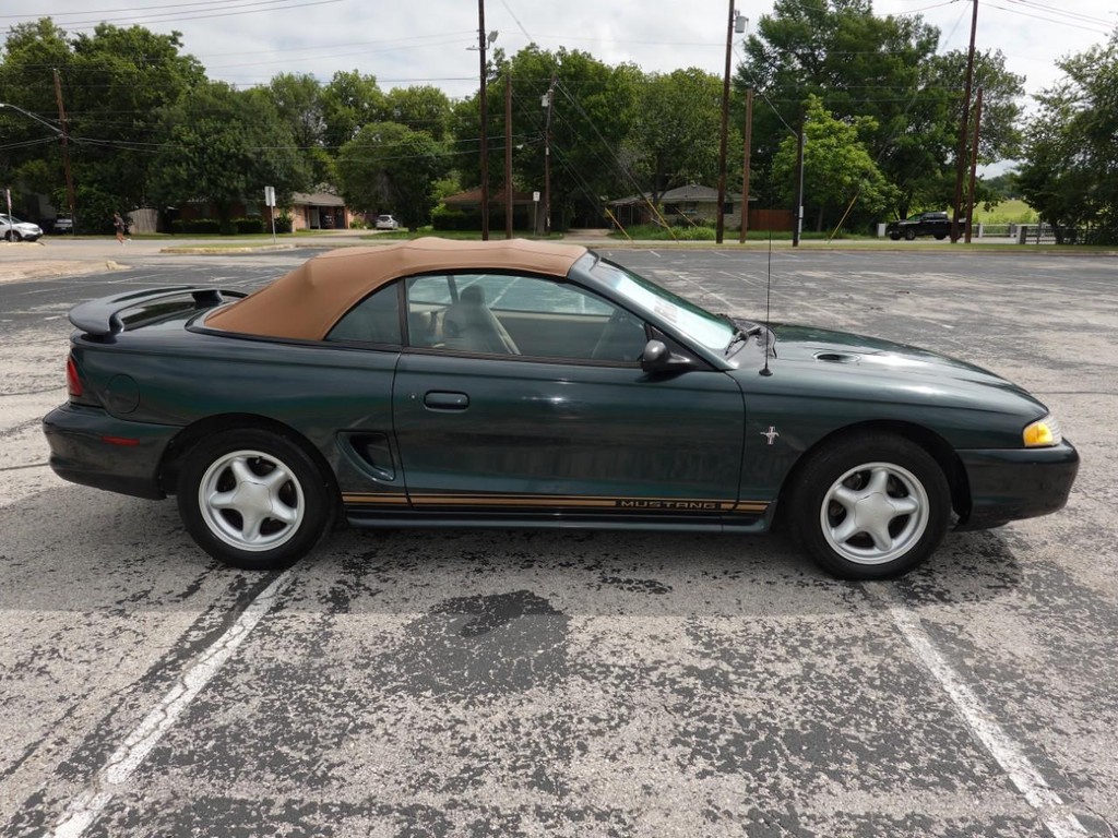 Ford Mustang Vehicle Full-screen Gallery Image 09