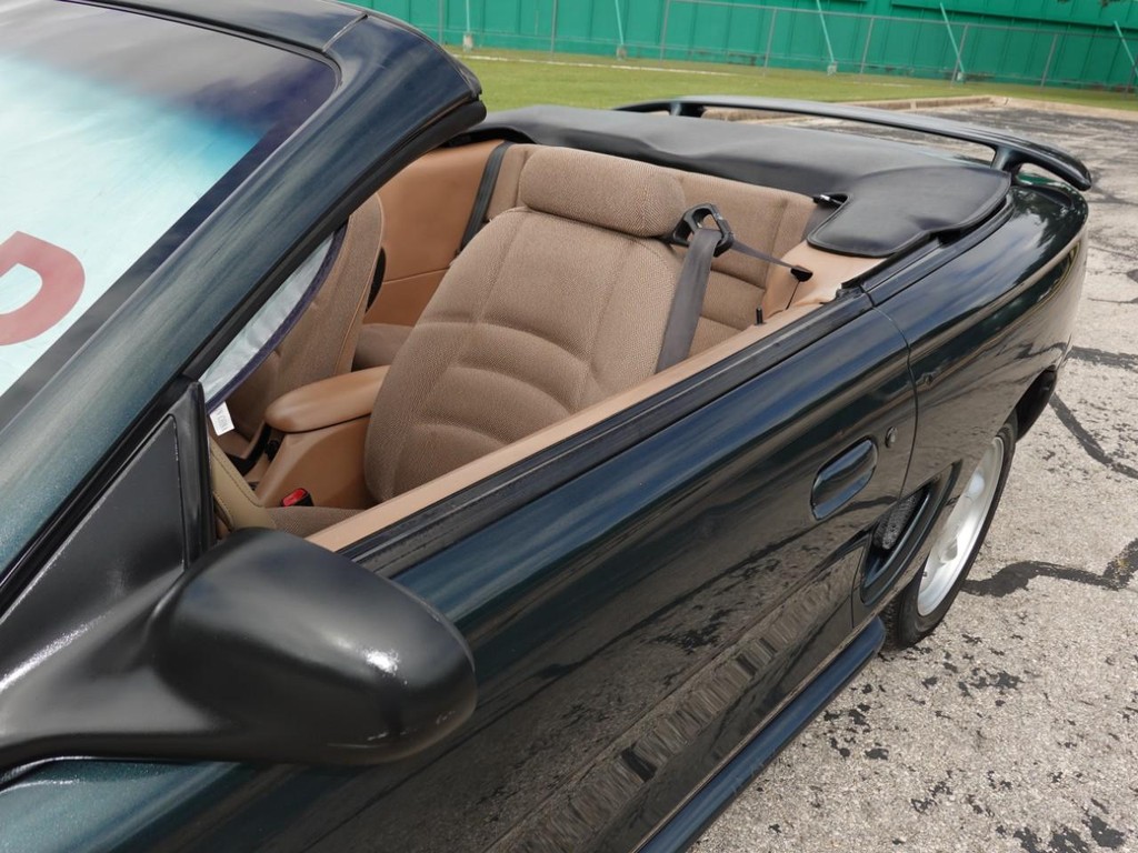 Ford Mustang Vehicle Full-screen Gallery Image 11
