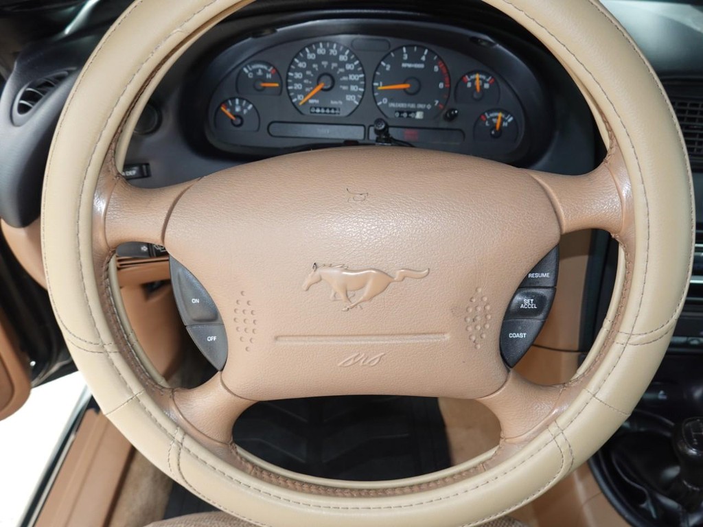 Ford Mustang Vehicle Full-screen Gallery Image 13