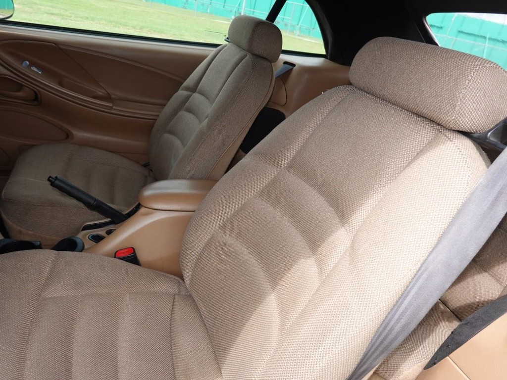 Ford Mustang Vehicle Full-screen Gallery Image 15