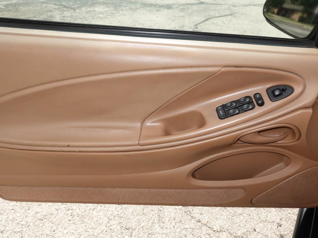 Ford Mustang Vehicle Full-screen Gallery Image 17