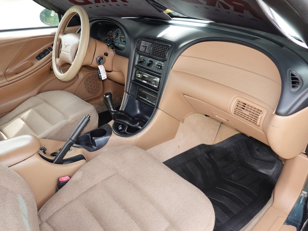 Ford Mustang Vehicle Full-screen Gallery Image 19