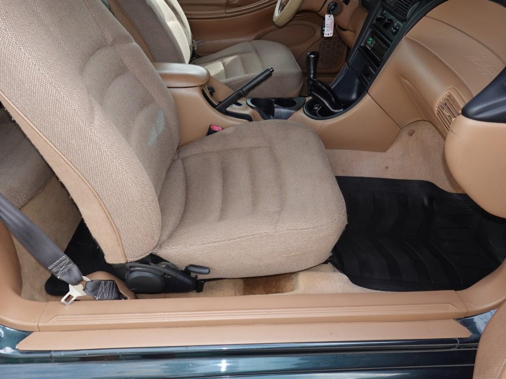 Ford Mustang Vehicle Full-screen Gallery Image 20