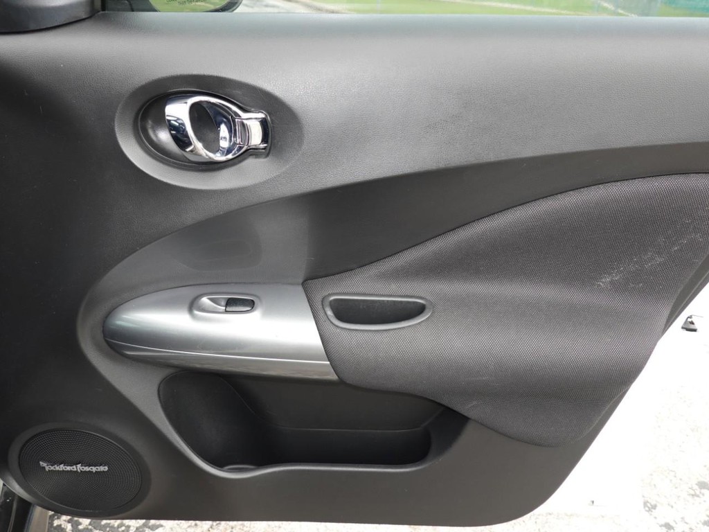 Nissan Juke Vehicle Full-screen Gallery Image 24