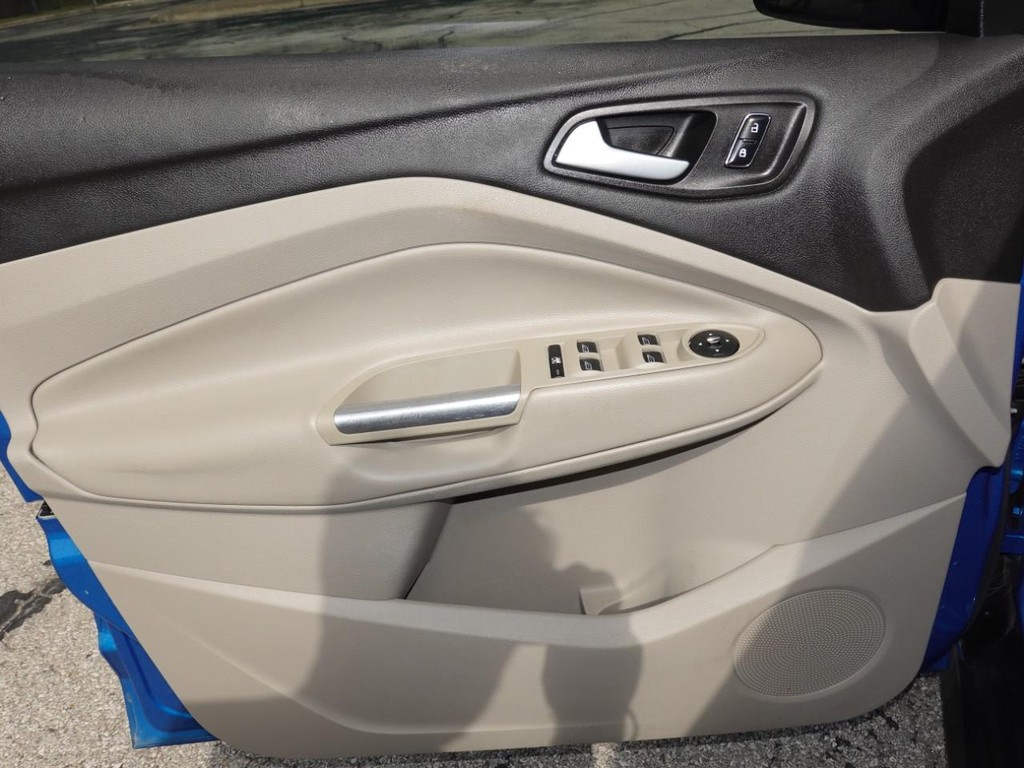 Ford C-Max Hybrid Vehicle Full-screen Gallery Image 17