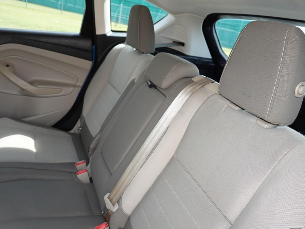 Ford C-Max Hybrid Vehicle Full-screen Gallery Image 18