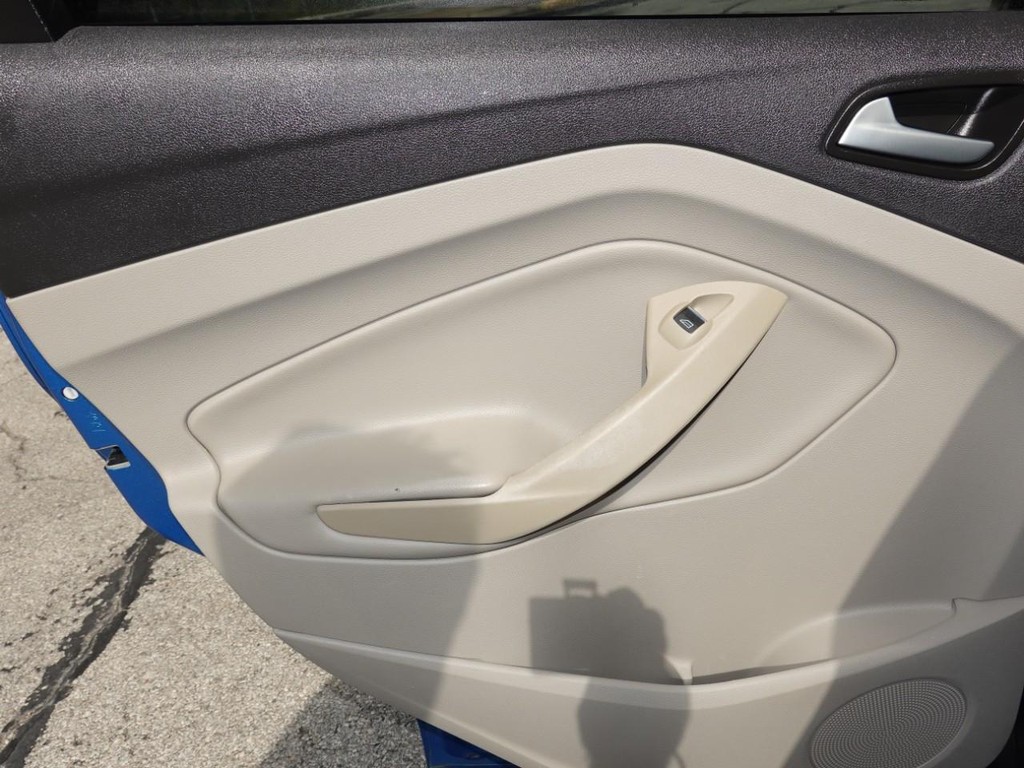 Ford C-Max Hybrid Vehicle Full-screen Gallery Image 19