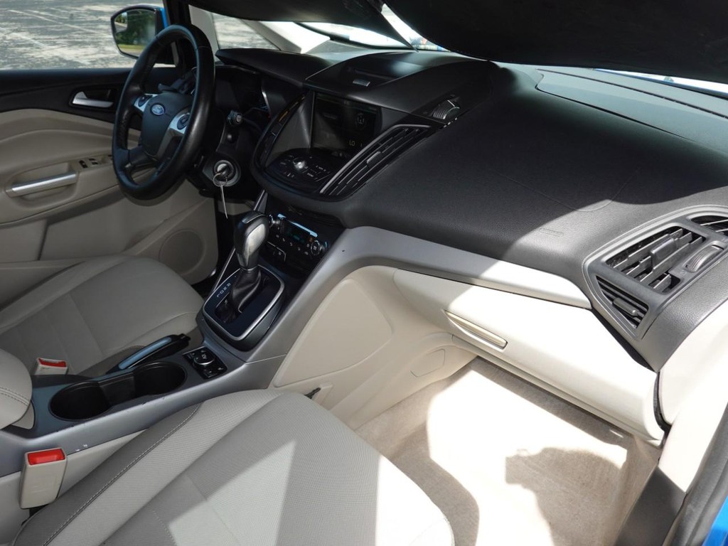 Ford C-Max Hybrid Vehicle Full-screen Gallery Image 20