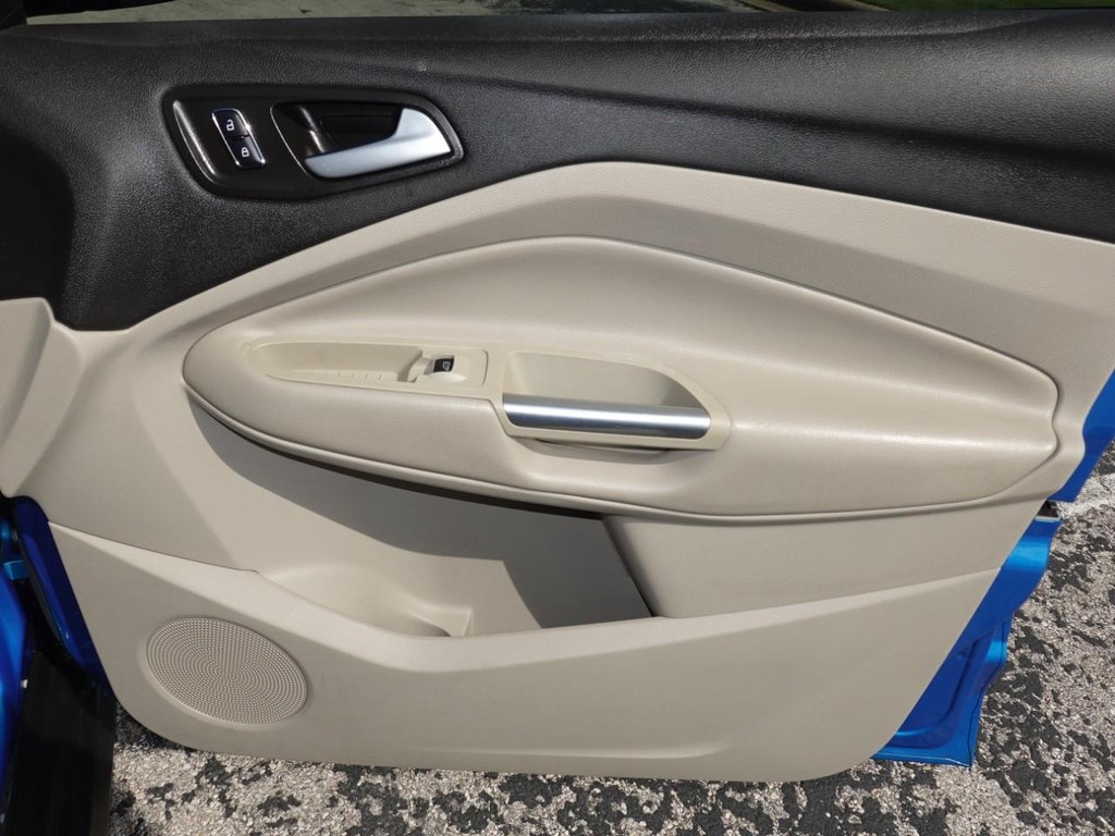 Ford C-Max Hybrid Vehicle Full-screen Gallery Image 22