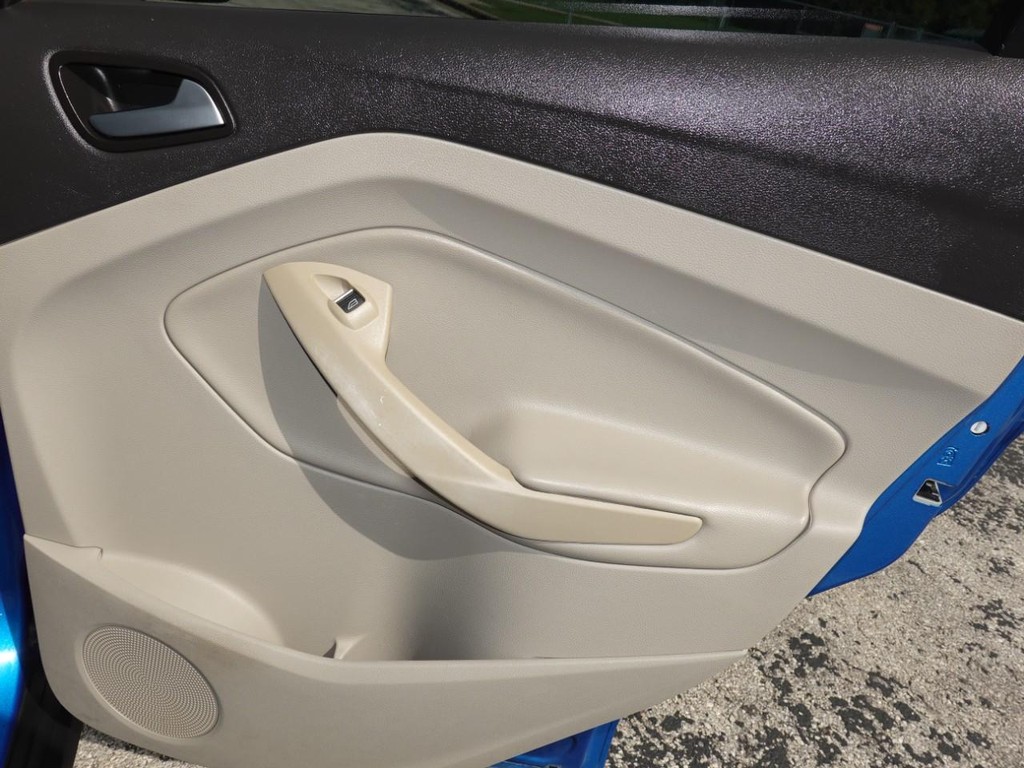 Ford C-Max Hybrid Vehicle Full-screen Gallery Image 24