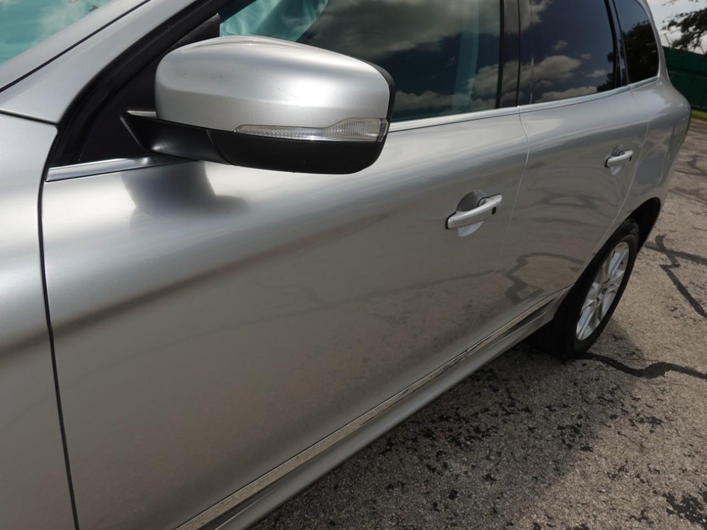 Volvo XC60 Vehicle Full-screen Gallery Image 10
