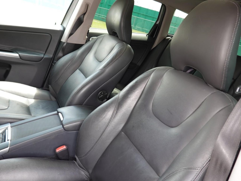 Volvo XC60 Vehicle Full-screen Gallery Image 15
