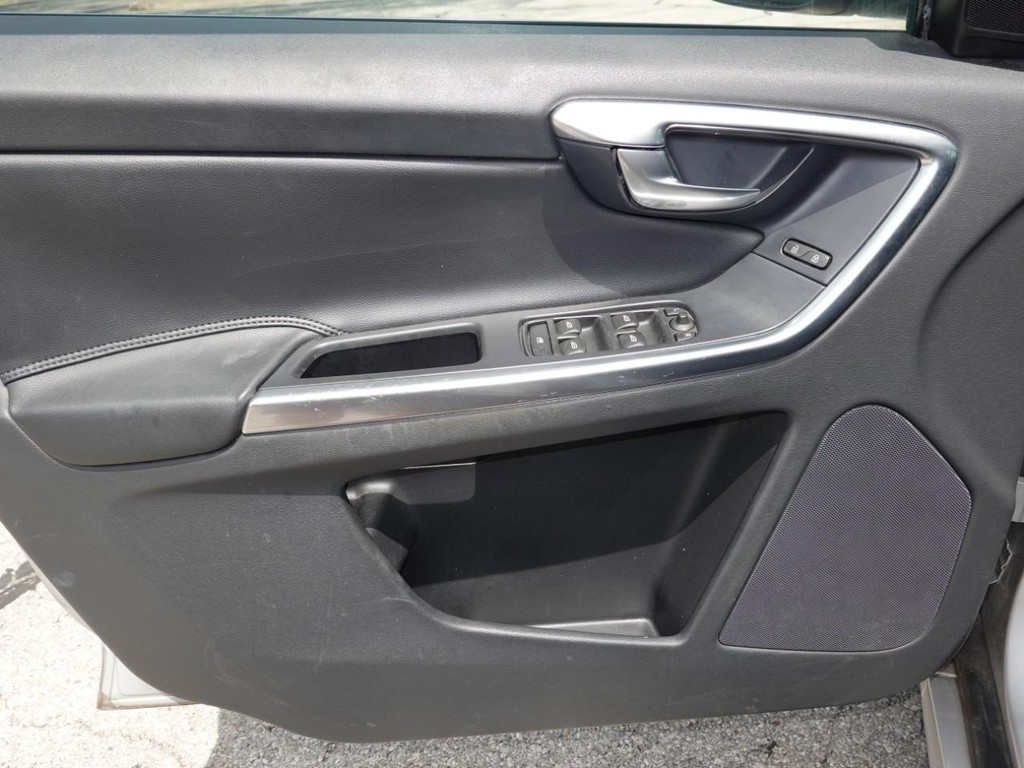Volvo XC60 Vehicle Full-screen Gallery Image 18