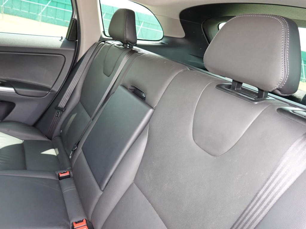 Volvo XC60 Vehicle Full-screen Gallery Image 19