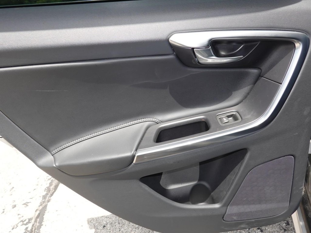 Volvo XC60 Vehicle Full-screen Gallery Image 20