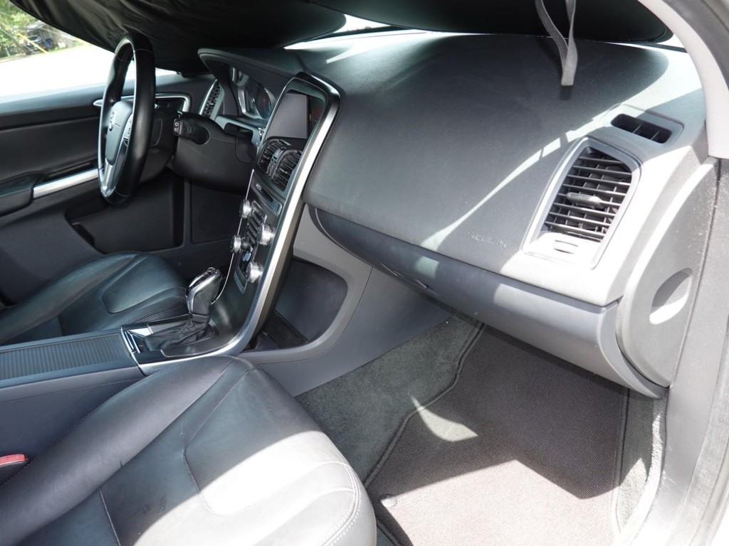 Volvo XC60 Vehicle Full-screen Gallery Image 21