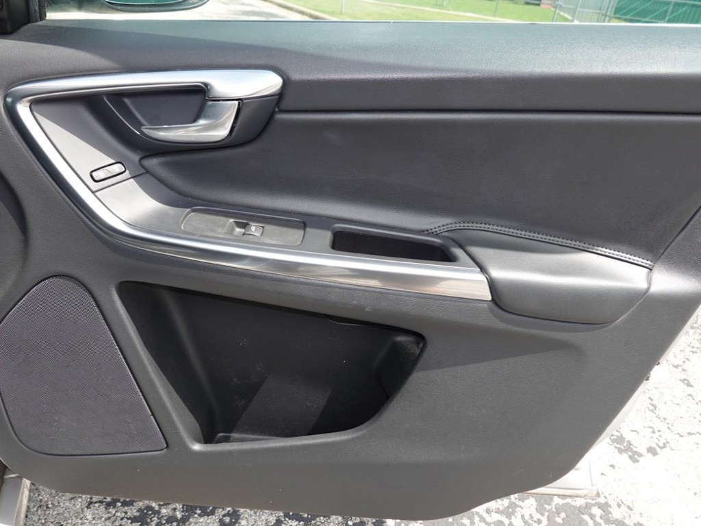 Volvo XC60 Vehicle Full-screen Gallery Image 23