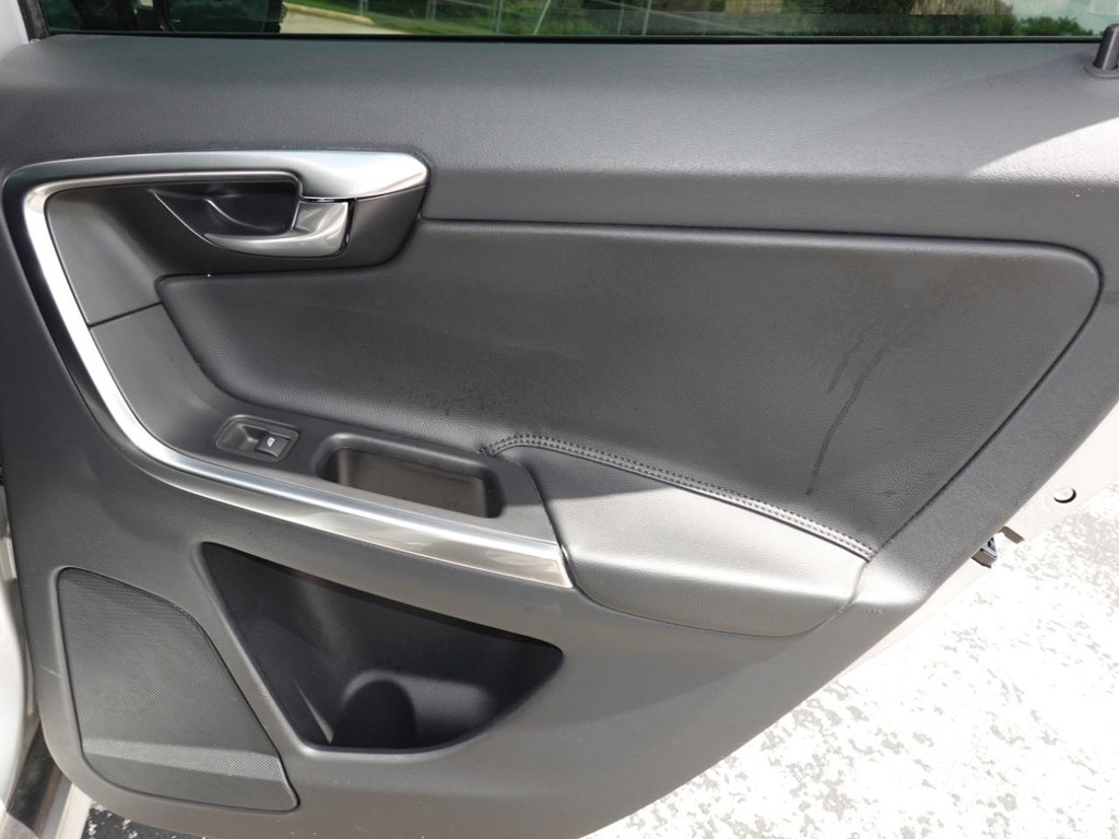 Volvo XC60 Vehicle Full-screen Gallery Image 25