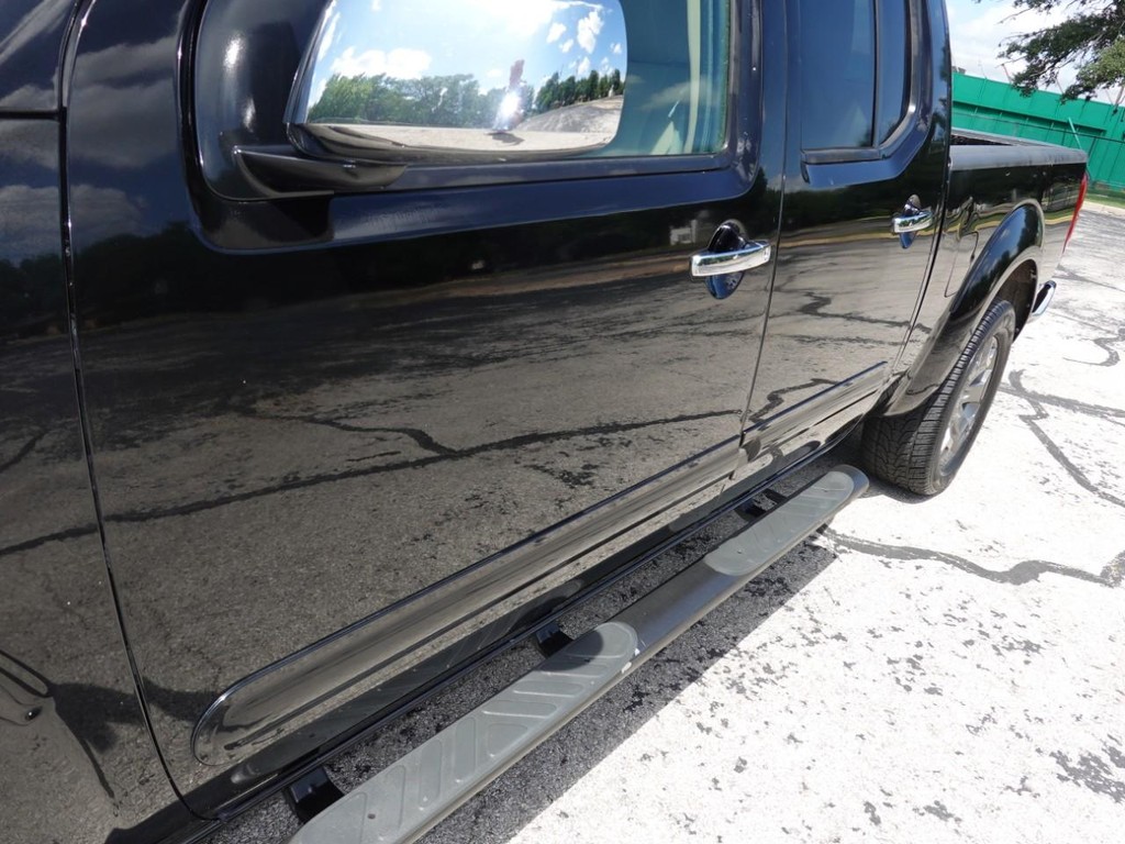 Nissan Frontier Vehicle Full-screen Gallery Image 11