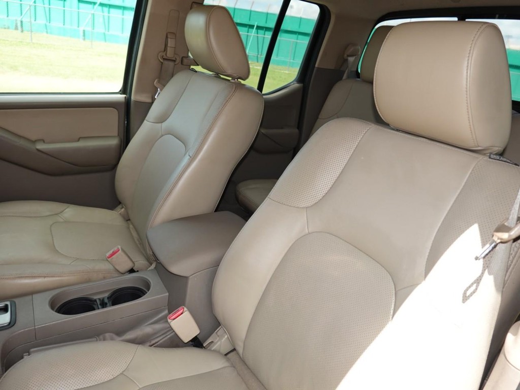 Nissan Frontier Vehicle Full-screen Gallery Image 17