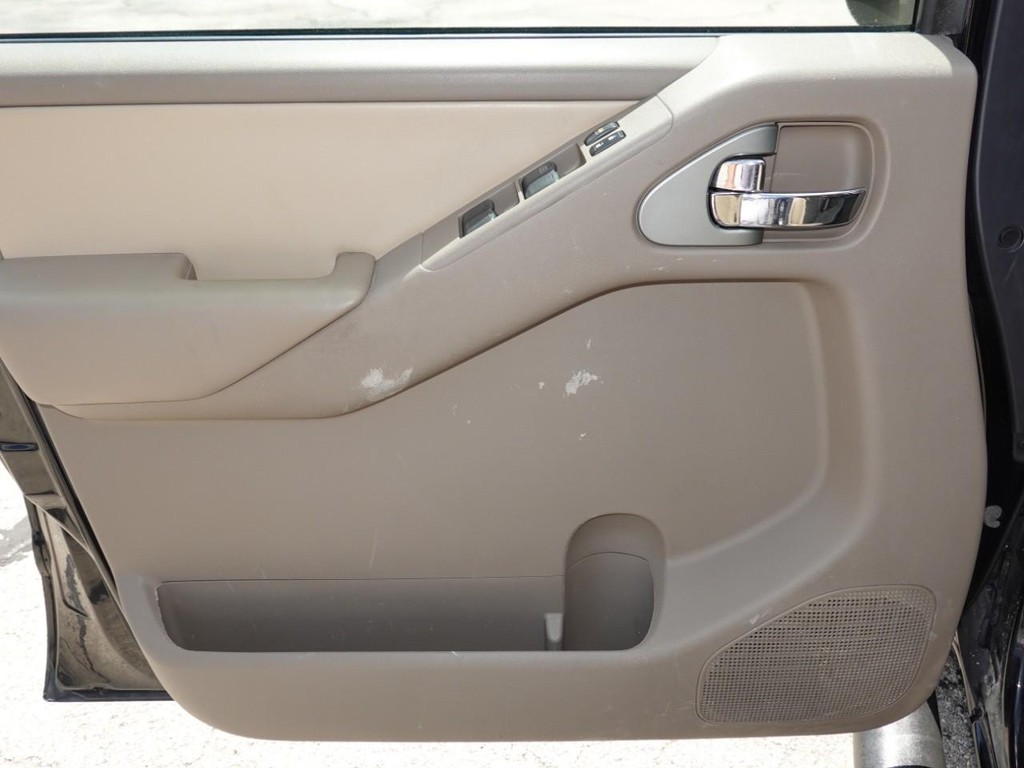 Nissan Frontier Vehicle Full-screen Gallery Image 20