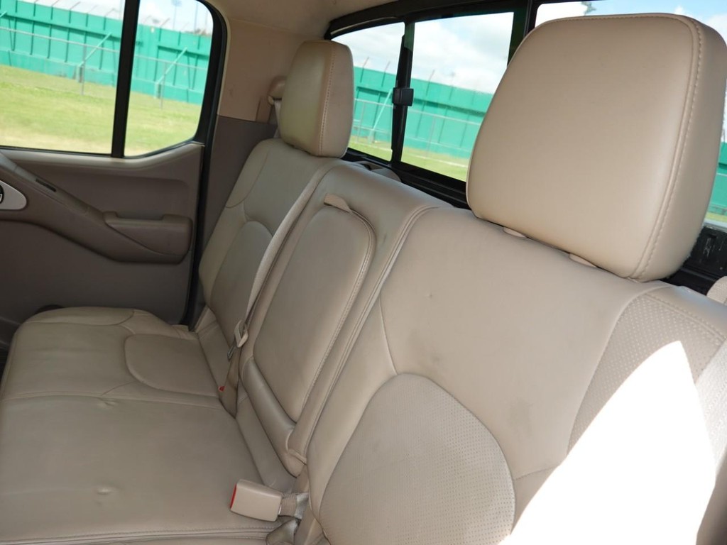 Nissan Frontier Vehicle Full-screen Gallery Image 21