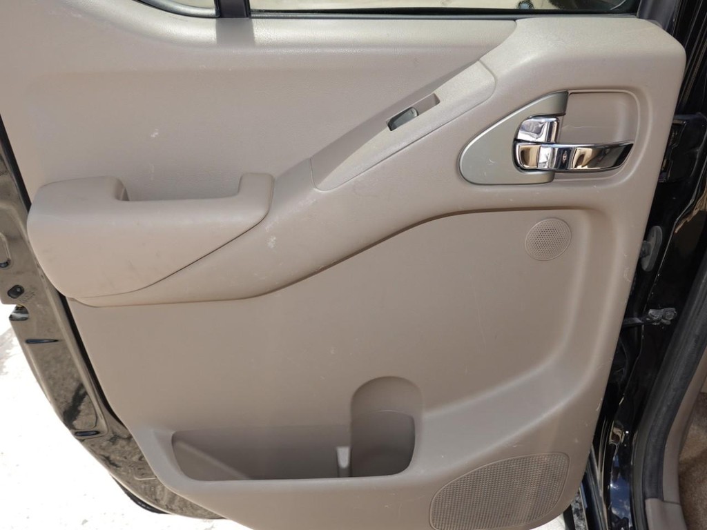 Nissan Frontier Vehicle Full-screen Gallery Image 22