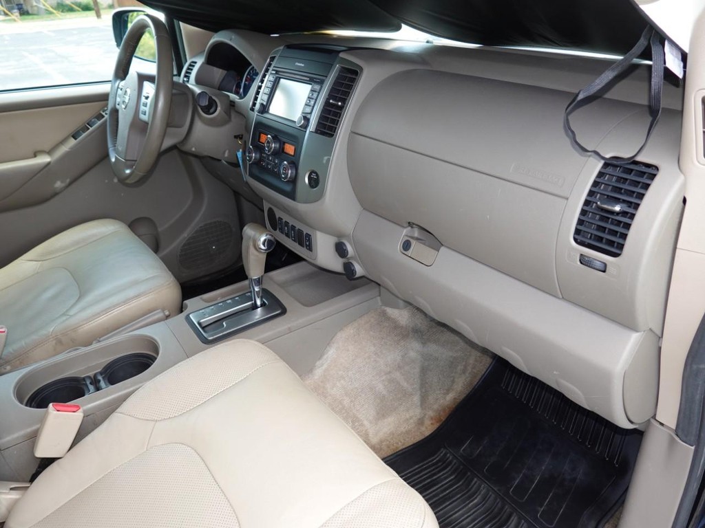 Nissan Frontier Vehicle Full-screen Gallery Image 23