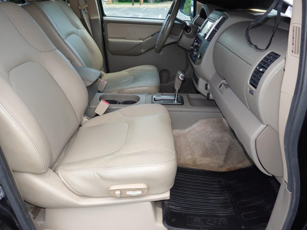 Nissan Frontier Vehicle Full-screen Gallery Image 24