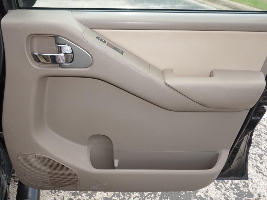 Nissan Frontier Vehicle Full-screen Gallery Image 25