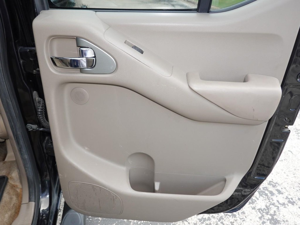 Nissan Frontier Vehicle Full-screen Gallery Image 27