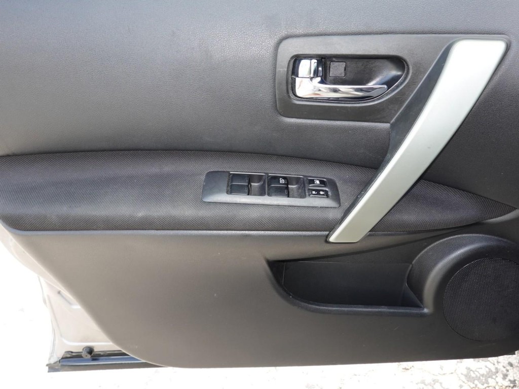 Nissan Rogue Select Vehicle Full-screen Gallery Image 18