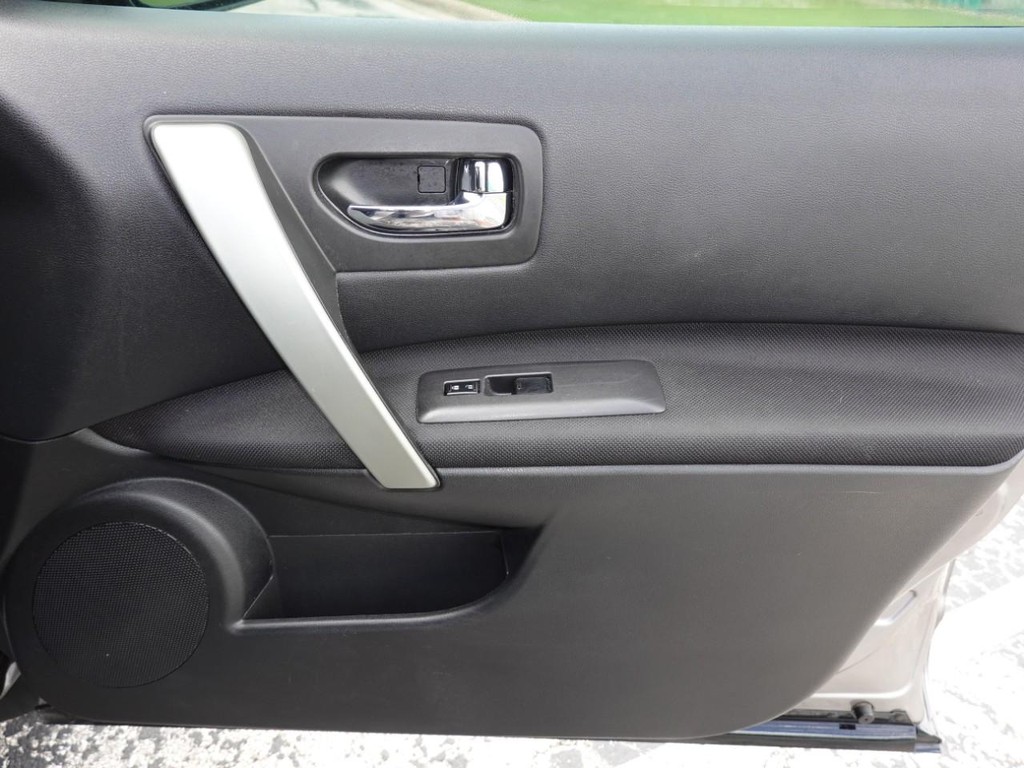 Nissan Rogue Select Vehicle Full-screen Gallery Image 23
