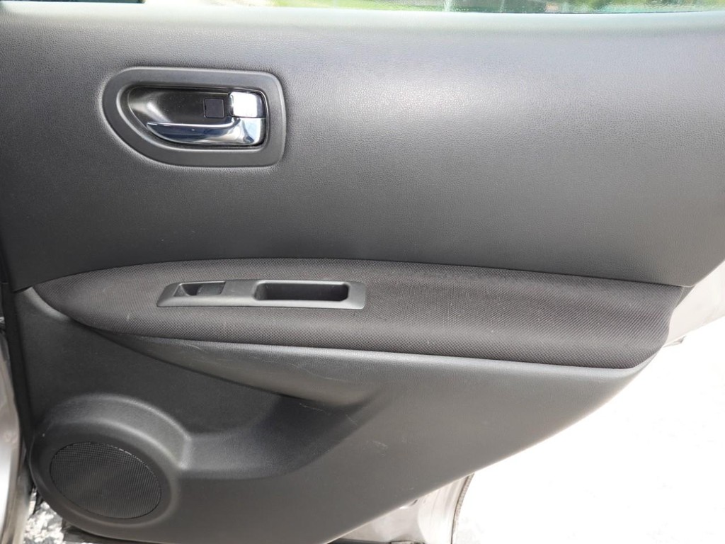 Nissan Rogue Select Vehicle Full-screen Gallery Image 25