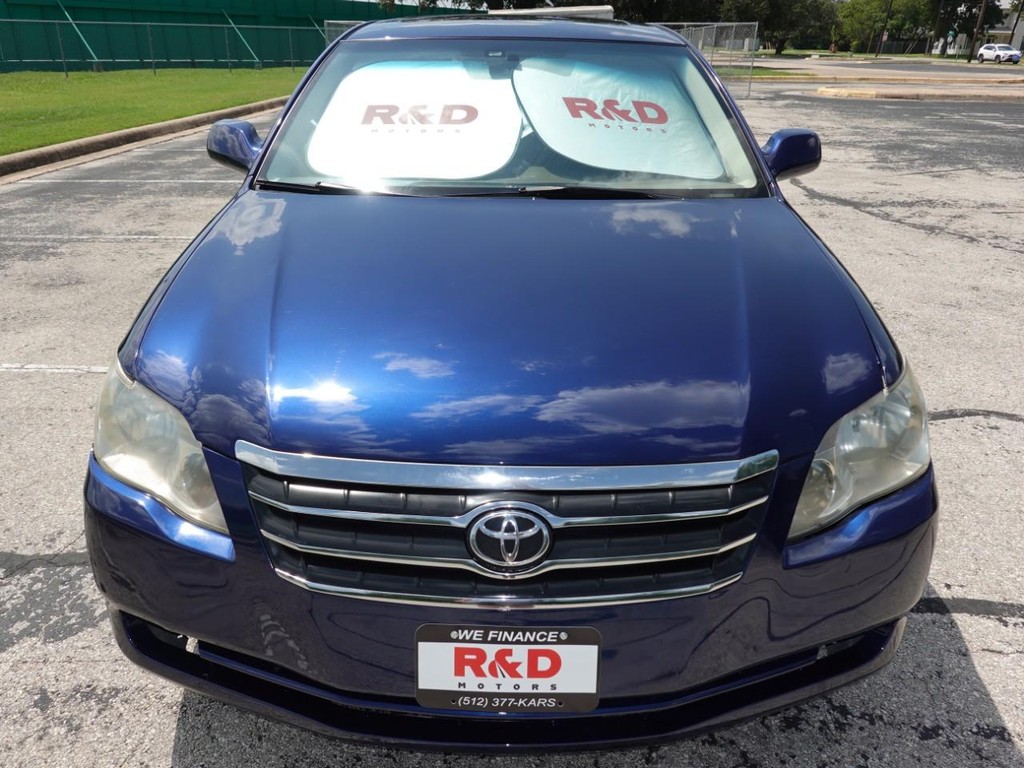 Toyota Avalon Vehicle Full-screen Gallery Image 02