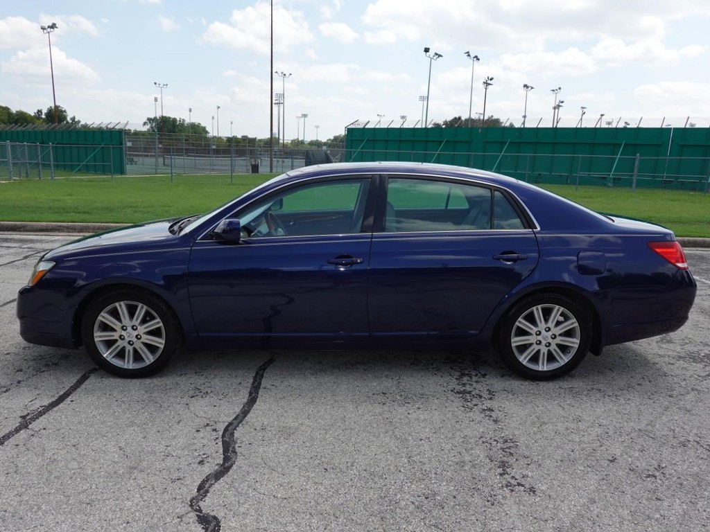 Toyota Avalon Vehicle Full-screen Gallery Image 04