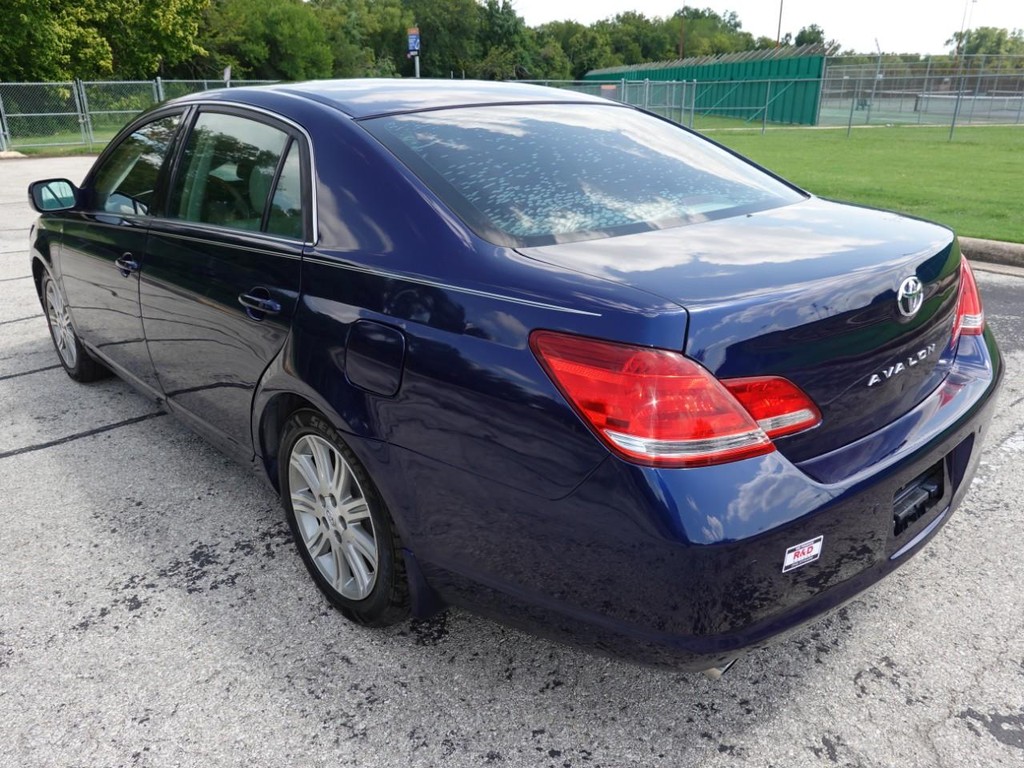 Toyota Avalon Vehicle Full-screen Gallery Image 05