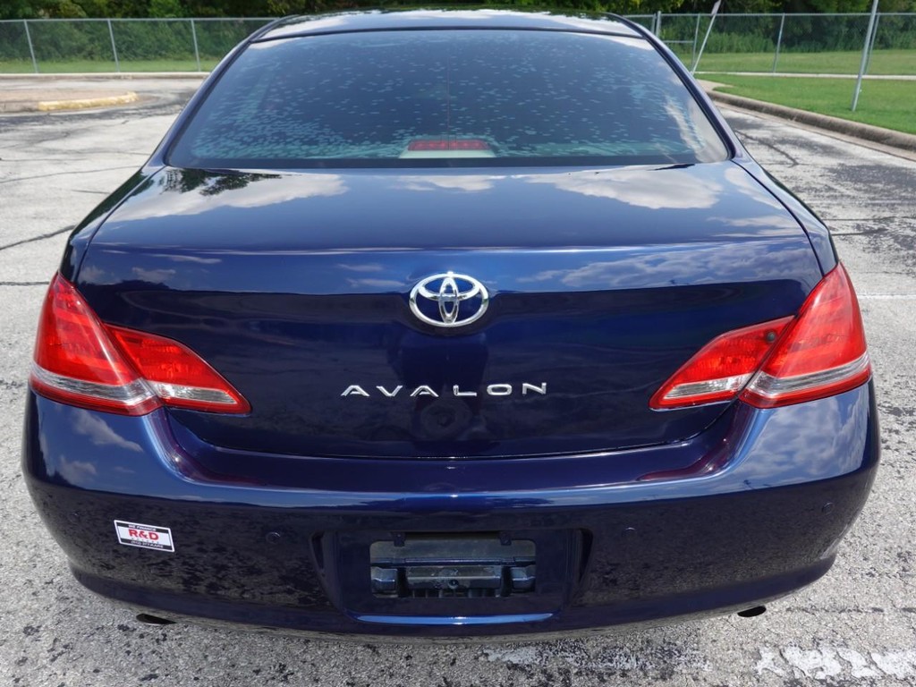 Toyota Avalon Vehicle Full-screen Gallery Image 06