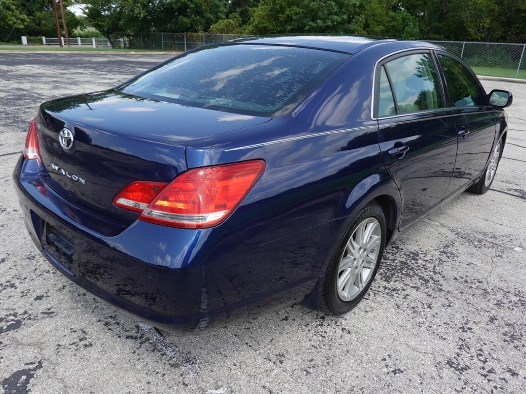 Toyota Avalon Vehicle Full-screen Gallery Image 07