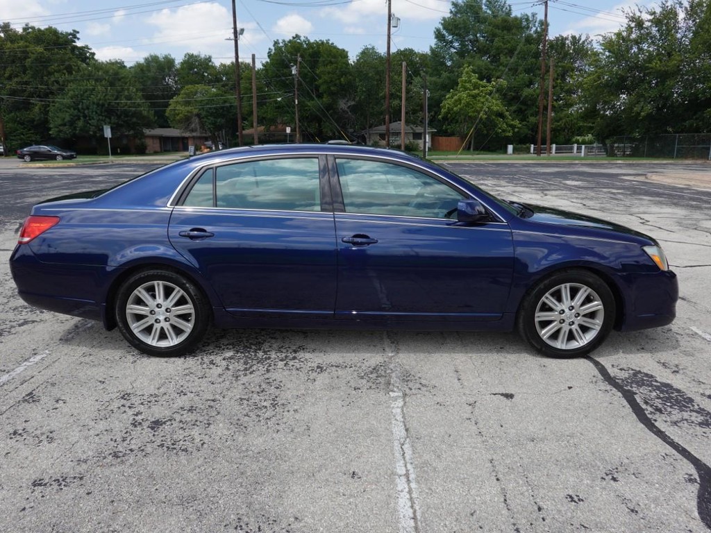 Toyota Avalon Vehicle Full-screen Gallery Image 08