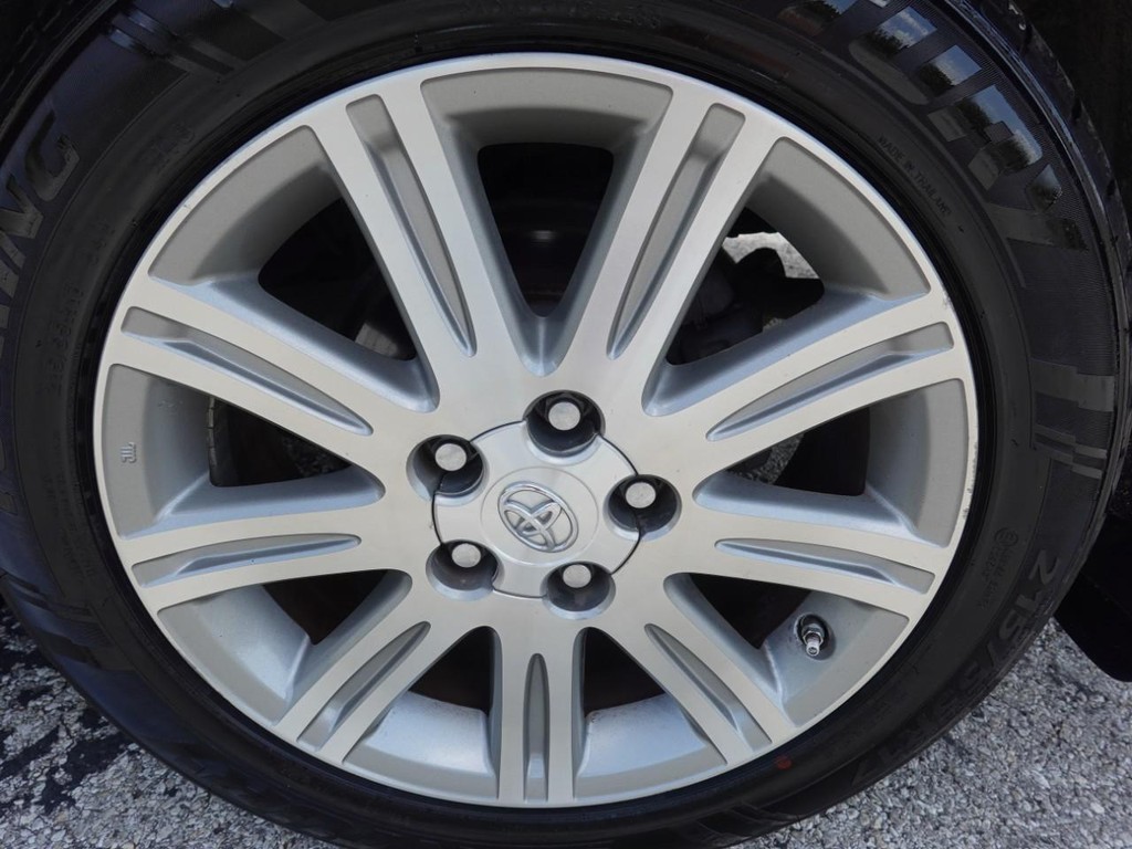 Toyota Avalon Vehicle Full-screen Gallery Image 09
