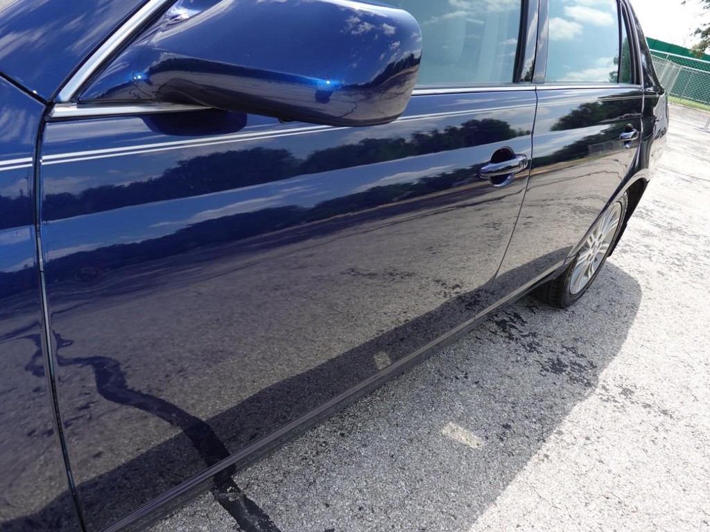 Toyota Avalon Vehicle Full-screen Gallery Image 10