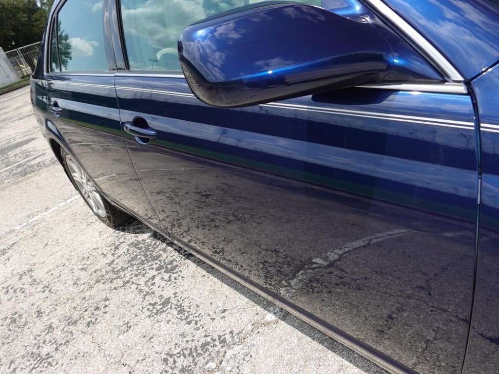 Toyota Avalon Vehicle Full-screen Gallery Image 11