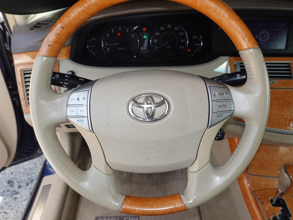 Toyota Avalon Vehicle Full-screen Gallery Image 13
