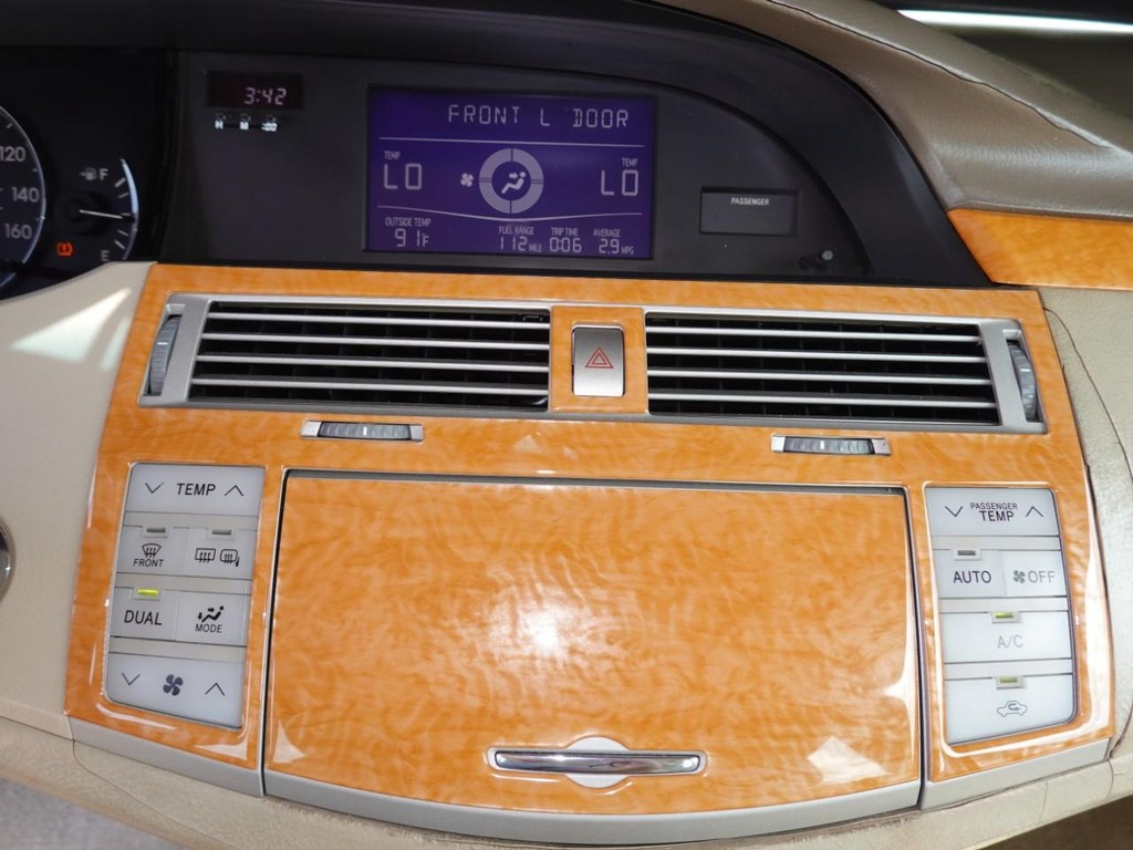 Toyota Avalon Vehicle Full-screen Gallery Image 14